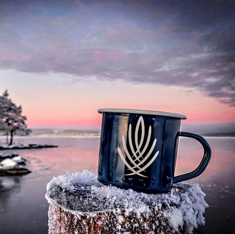 kaffemugg i vintrigt landskap